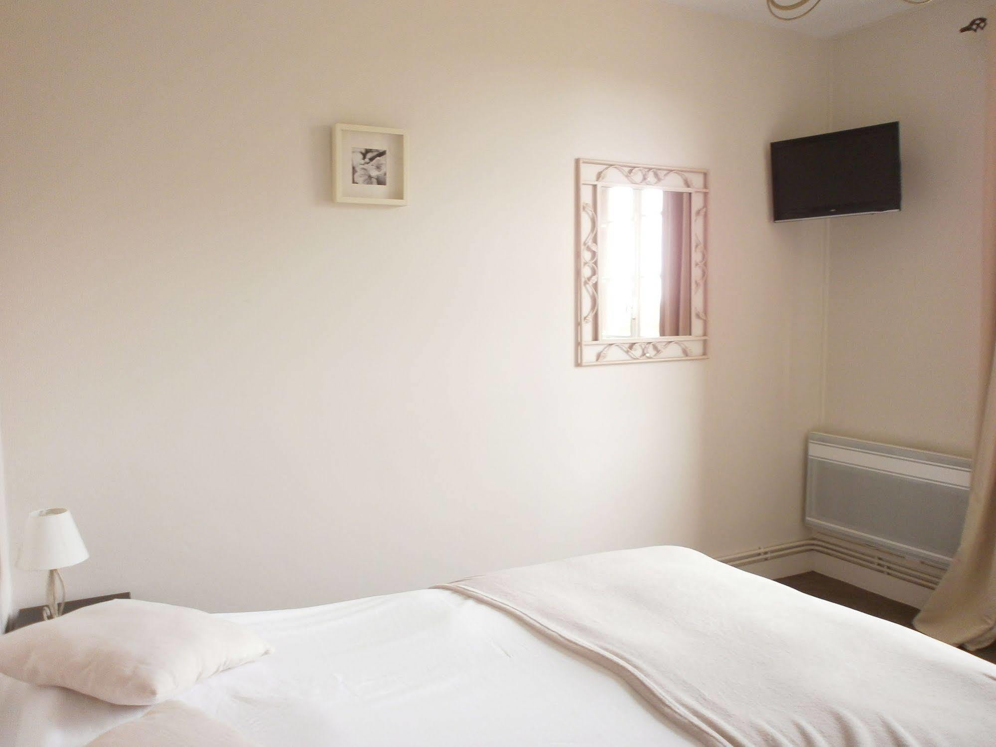Logis Auberge Des Aulnettes Hérouville-Saint-Clair Zewnętrze zdjęcie